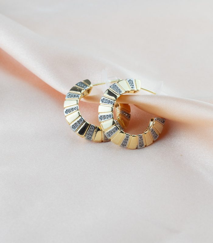 Yarım Halka Taşlı Gold Renk Küpe 25mm